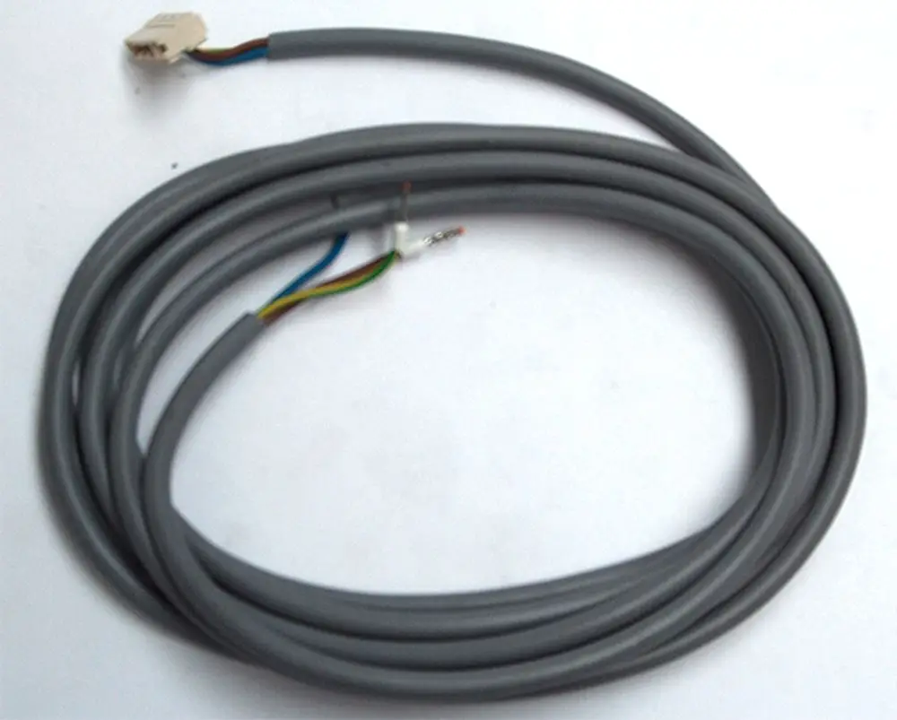 Graues Adapterkabel mit mehreren Adern und einem Stecker, möglicherweise für eine Daikin-Anwendung, ausgelegt zur Verbindung von Geräten.